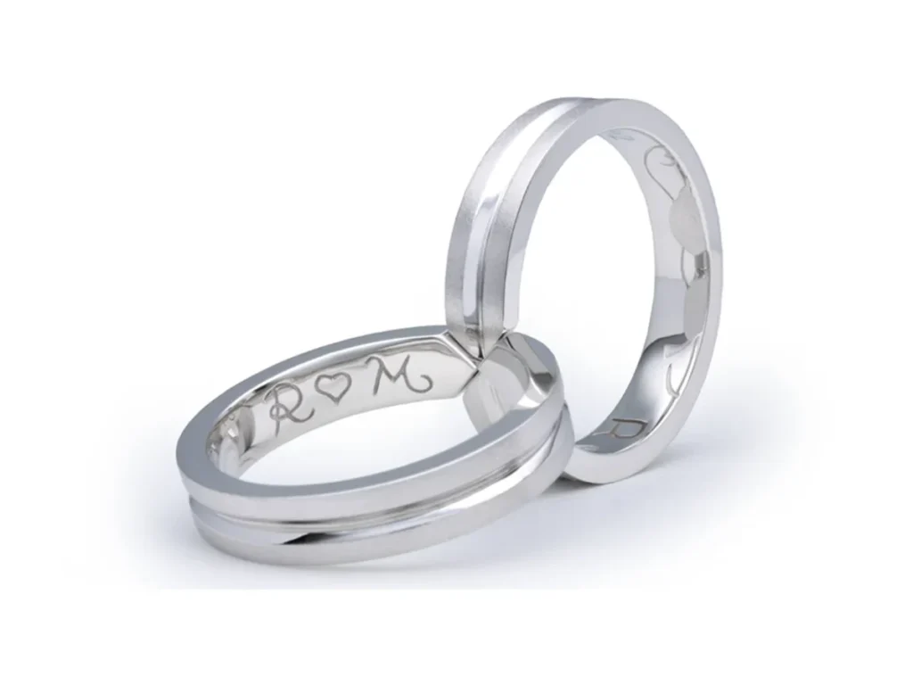 ２本のリングのV字同士をぴったりと組み合わせることができるの手作り結婚指輪 R様&M様