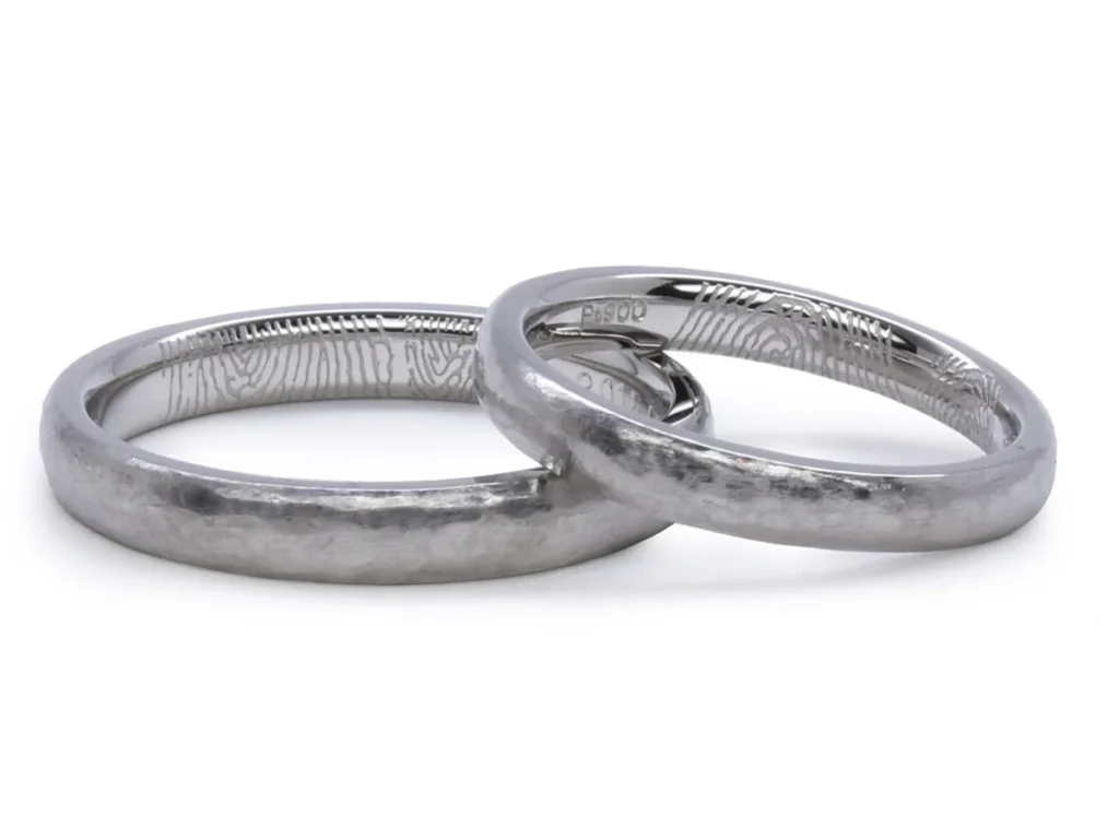 指輪を二本重ねると内側にお二人の指紋が現れるの手作り結婚指輪 S様&M様