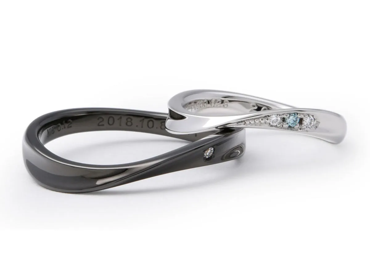 ひねりデザインにブラックカラーとブルーのダイヤモンドが特徴的な手作り結婚指輪 K様&Y様