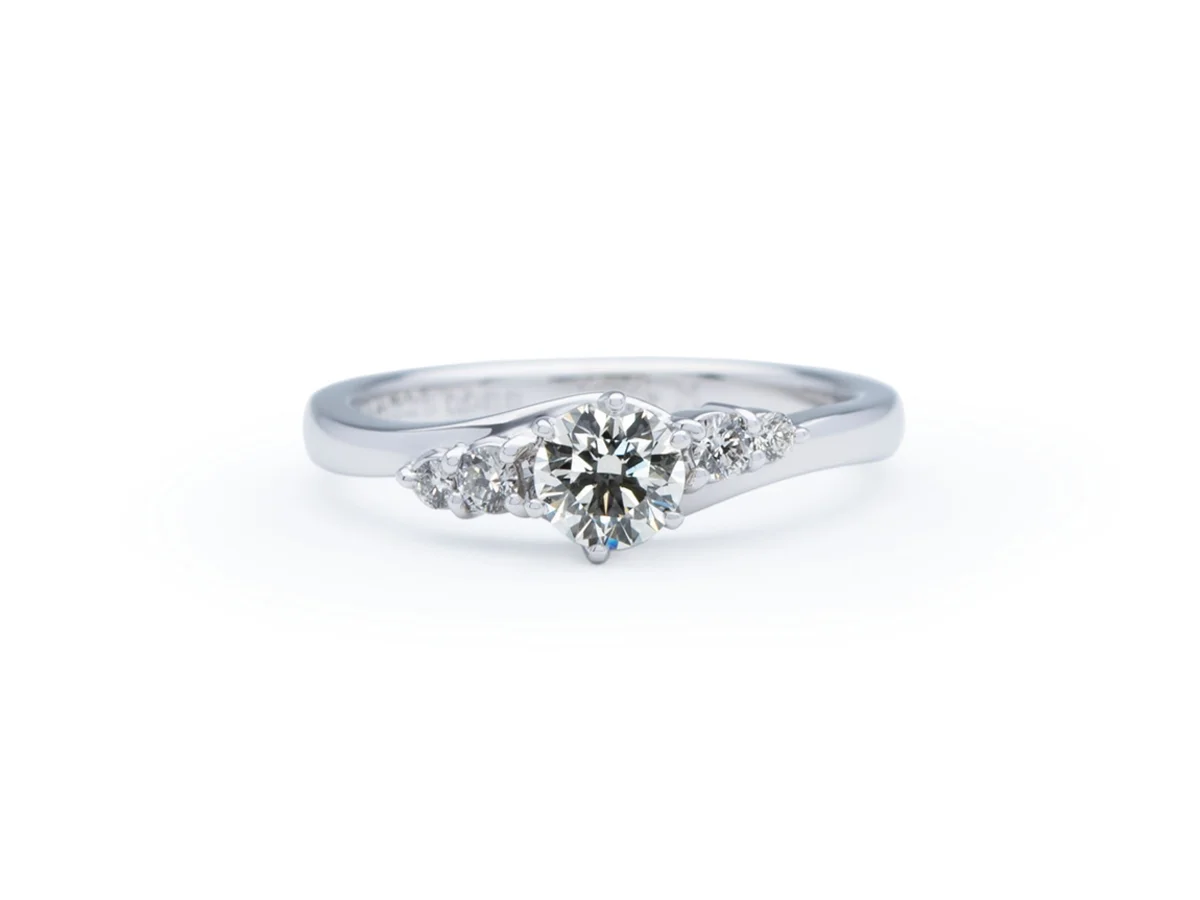 流れるようなサイドメレの婚約指輪とゴールドのファセットの手作り結婚指輪 K&M 2