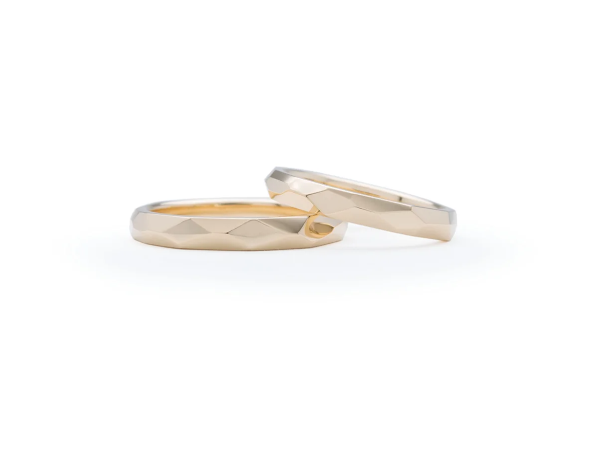 流れるようなサイドメレの婚約指輪とゴールドのファセットの手作り結婚指輪 K&M 3