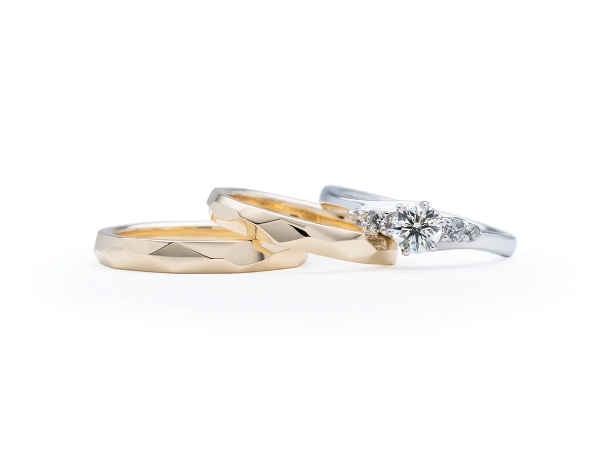 流れるようなサイドメレの婚約指輪とゴールドのファセットの手作り結婚指輪 K&M