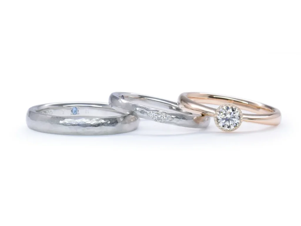 ピンクのシンプルなソリティアの婚約指輪とアンティーク加工の手作り結婚指輪 Yasuyuki&Moena様