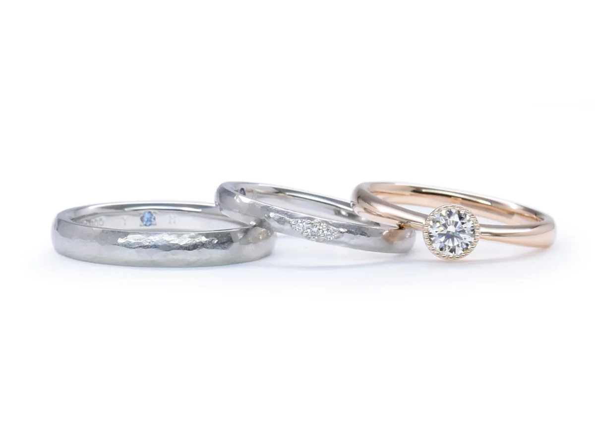 ピンクのシンプルなソリティアの婚約指輪とアンティーク加工の手作り結婚指輪 Yasuyuki&Moena様