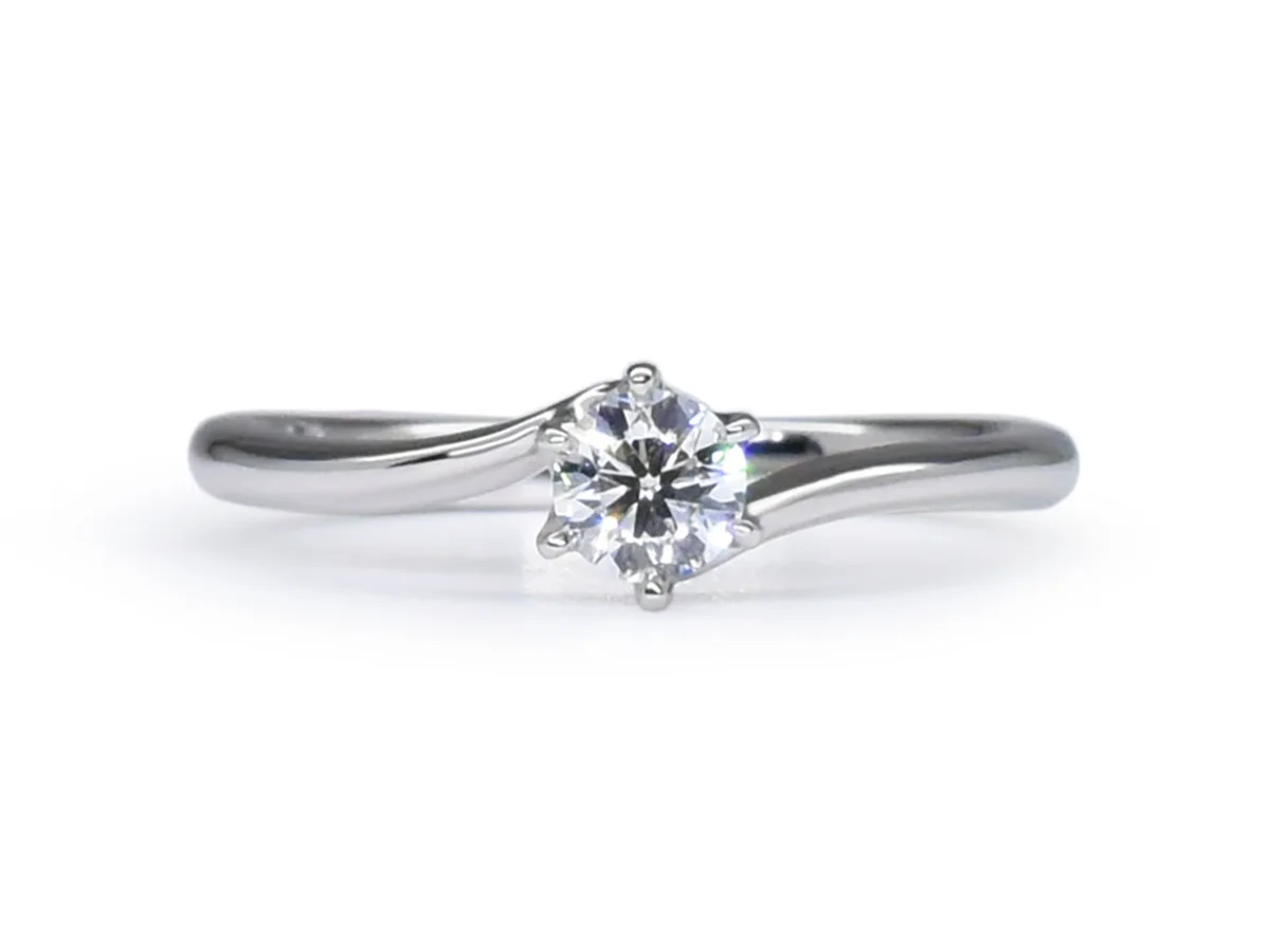 ひねりがかかったソリティアの婚約指輪とシンプルな手作り結婚指輪 Shun&Runa様 2