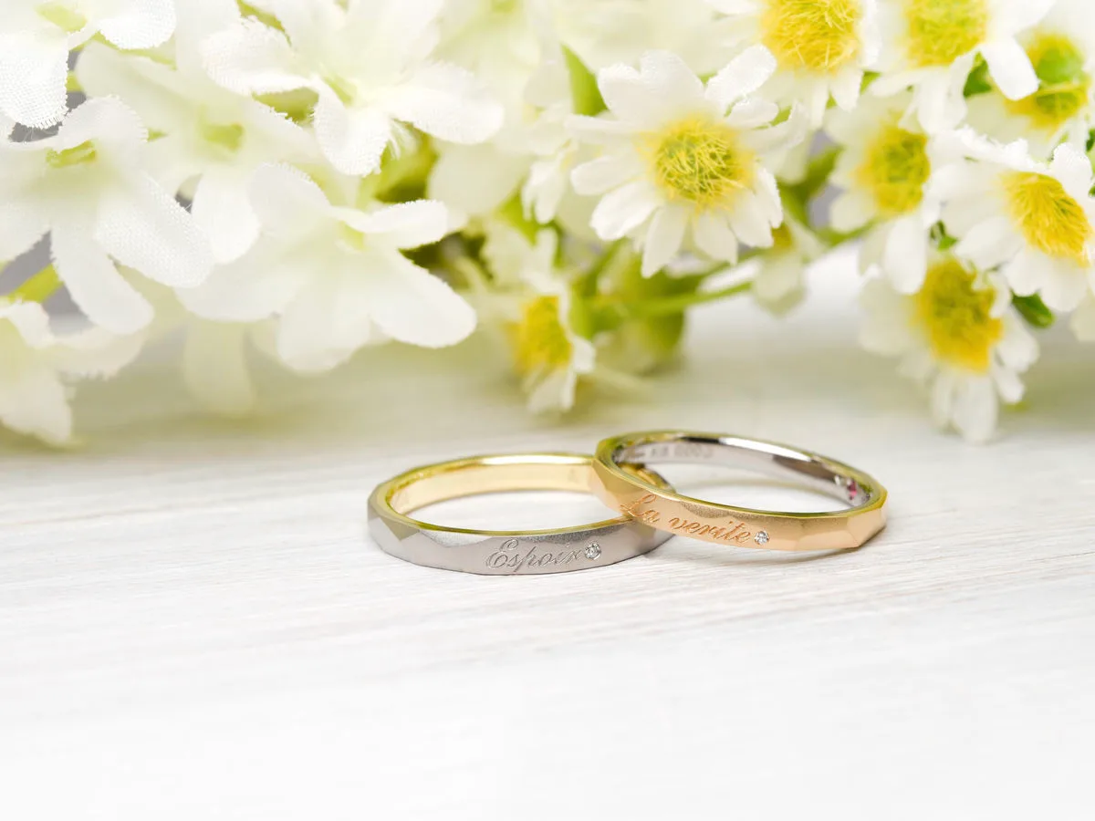 ランダムなファセットにフランス語を刻んだ結婚指輪 2