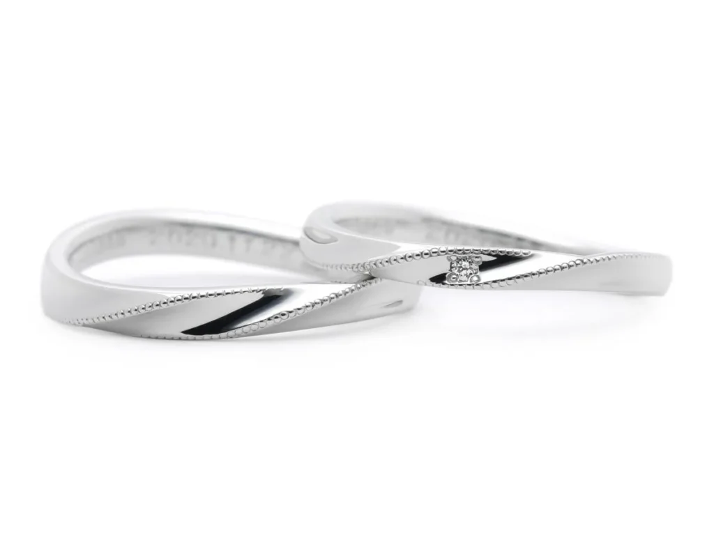 ひねりに合わせてミルグレイン加工を施した結婚指輪