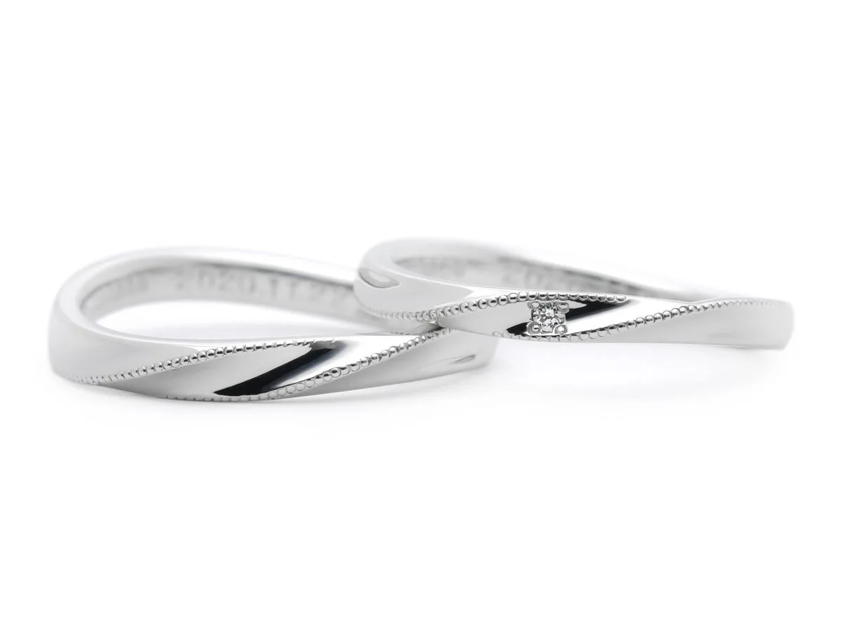 ひねりに合わせてミルグレイン加工を施した結婚指輪