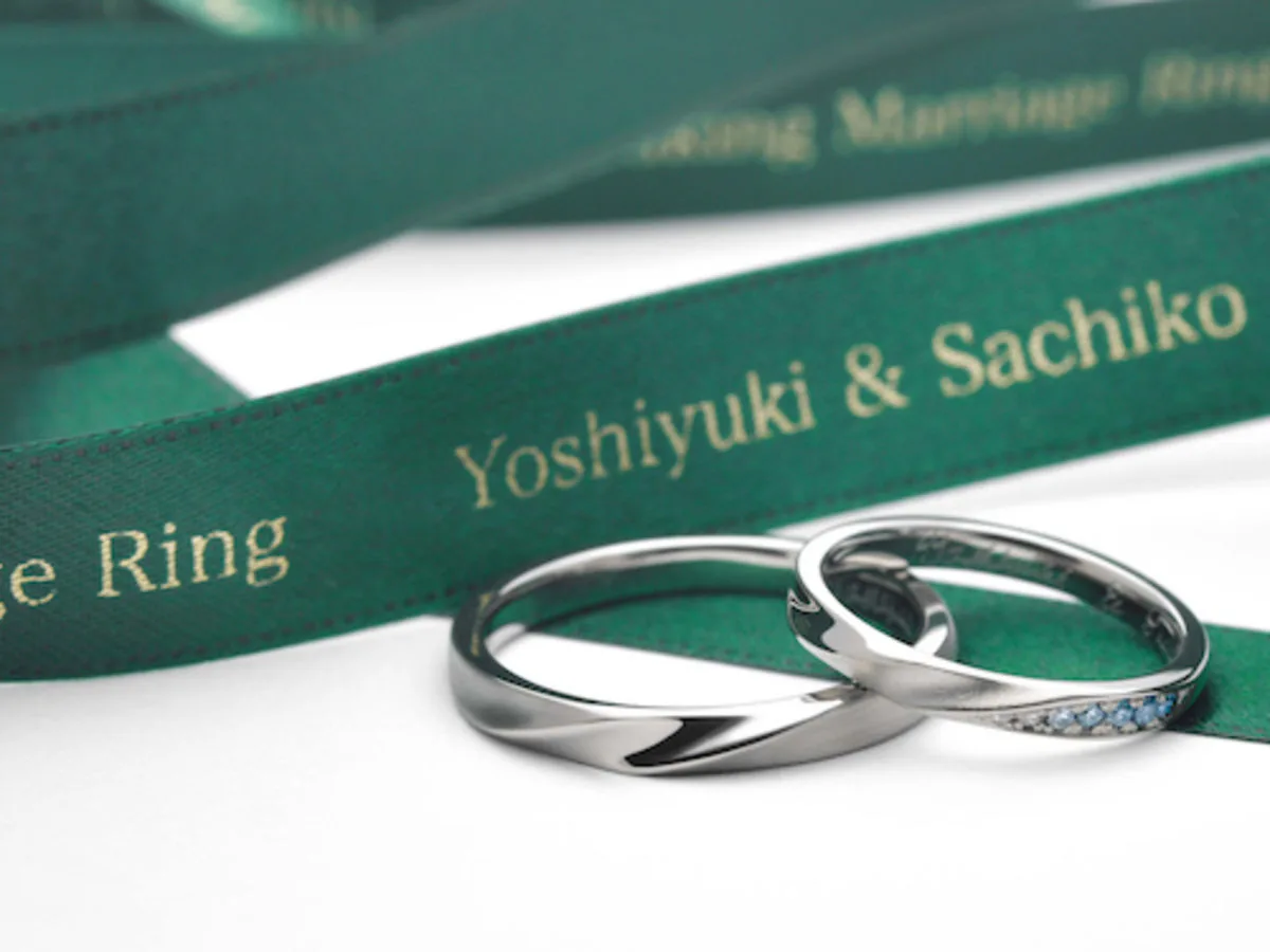 ブラックゴールドのふたひねりにブルーのダイヤモンドが美しい手作り結婚指輪2021.04.11 3