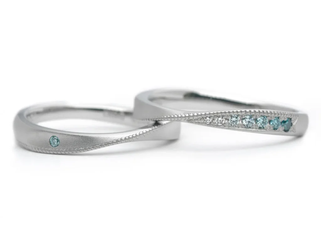 滑らかなウェーブにブルーのダイヤが輝く手作り結婚指輪2022.04.08
