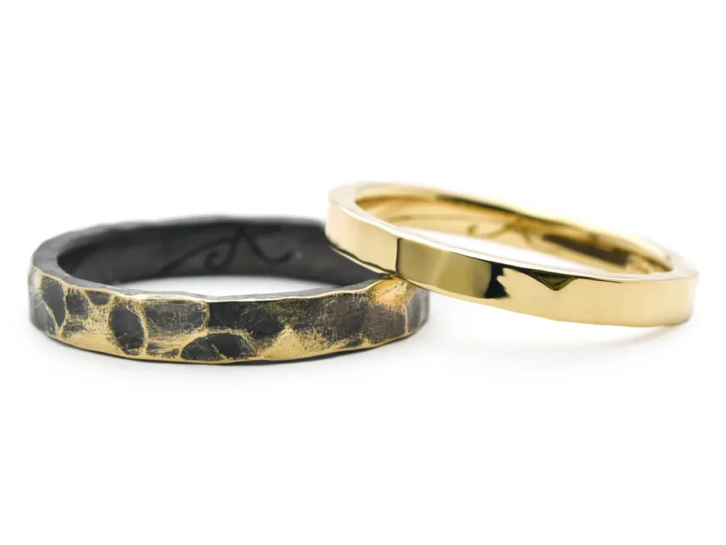 縦ハンマー加工とハンマー加工に燻しを施したゴールドの手作り結婚指輪2022.01.08