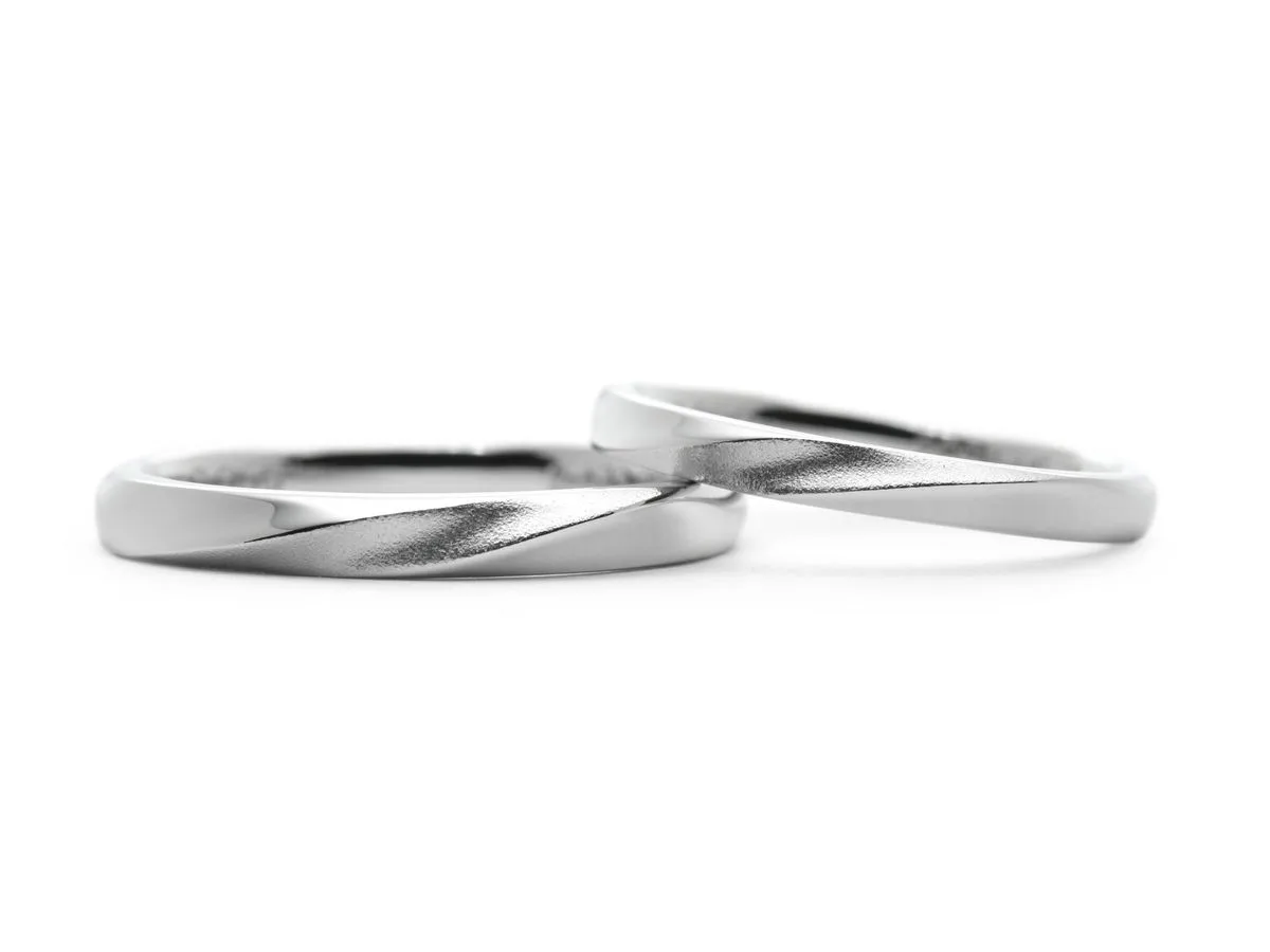 ホーニング加工を施したラインが入ったふたひねりの手作り結婚指輪 京都 Kenji&Misaki 2023.04.02