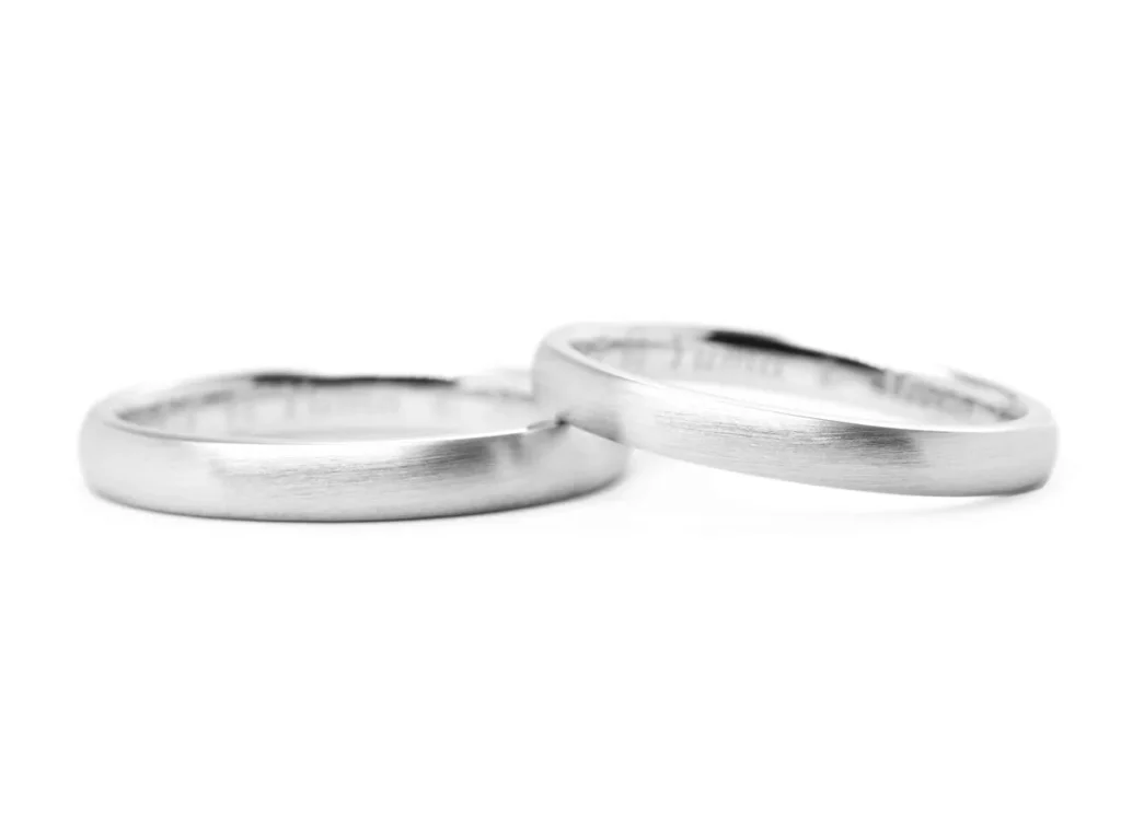 シンプルな甲丸にヘアライン加工を施したオーダーメイド結婚指輪 Yuma&Megumi 2023.08.24