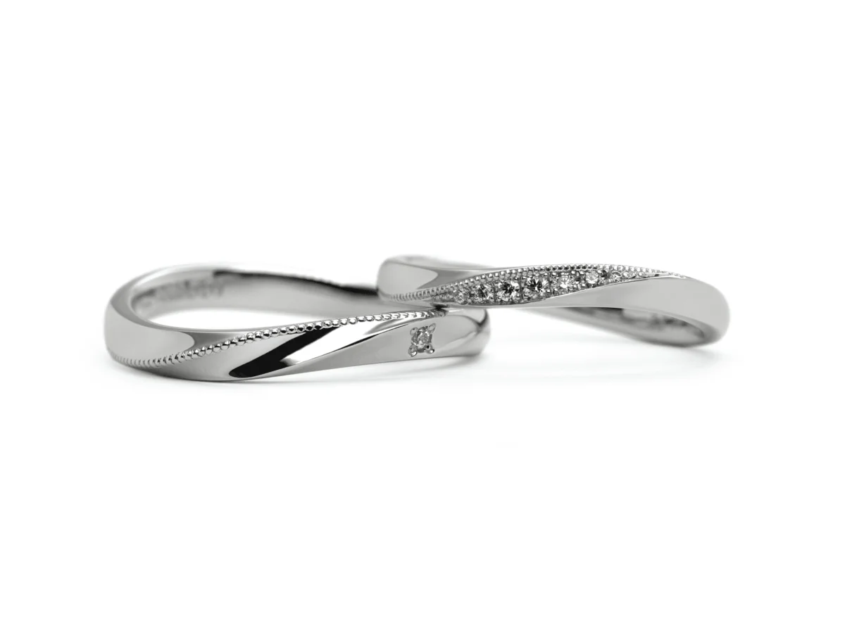 流れるようなミルのラインが入ったふたひねりの手作り結婚指輪2023.10.01