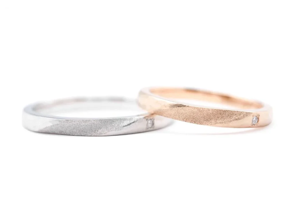 アンティーク加工とスターダスト加工を加えた手作り結婚指輪 (2024042019950411)