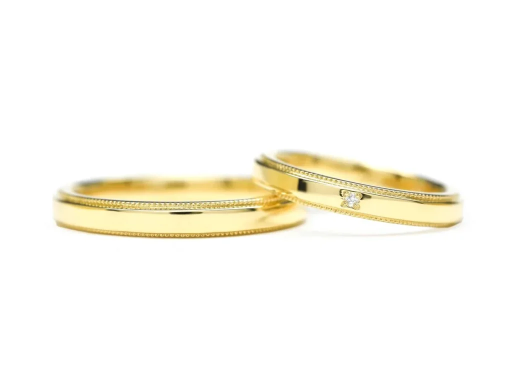 ミル打ち加工を加えたイエローゴールドの結婚指輪 (2024041419921114)