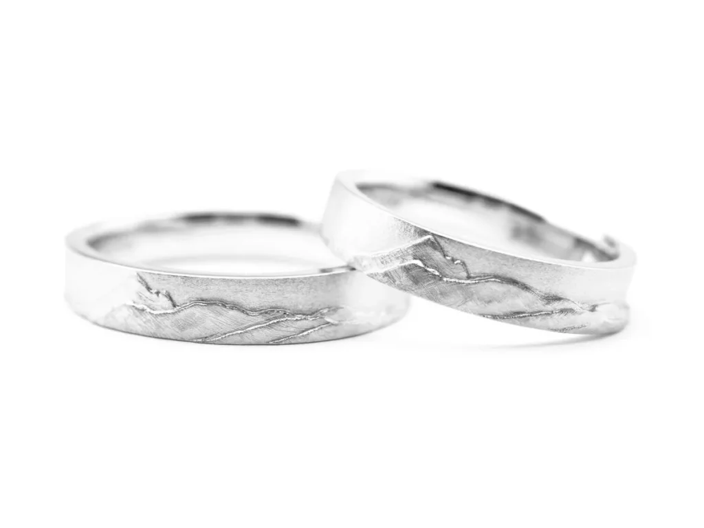 表面に山のデザインが入った結婚指輪 (2024032019911119)
