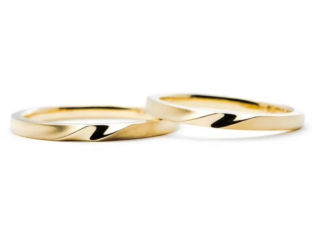 イエローゴールドのふたひねりの結婚指輪 （2024042919970103）
