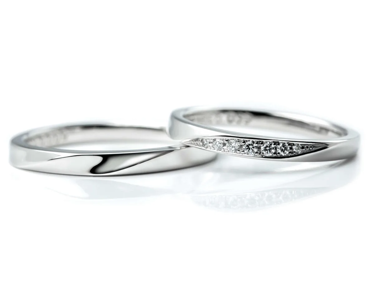 ツインダイヤをお留めしたふたひねりの結婚指輪 (2024062420000302)