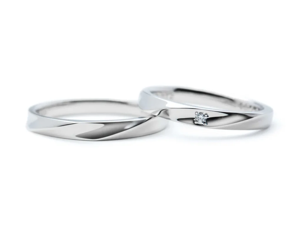 プラチナのふたひねりの結婚指輪 (2024080420000602)