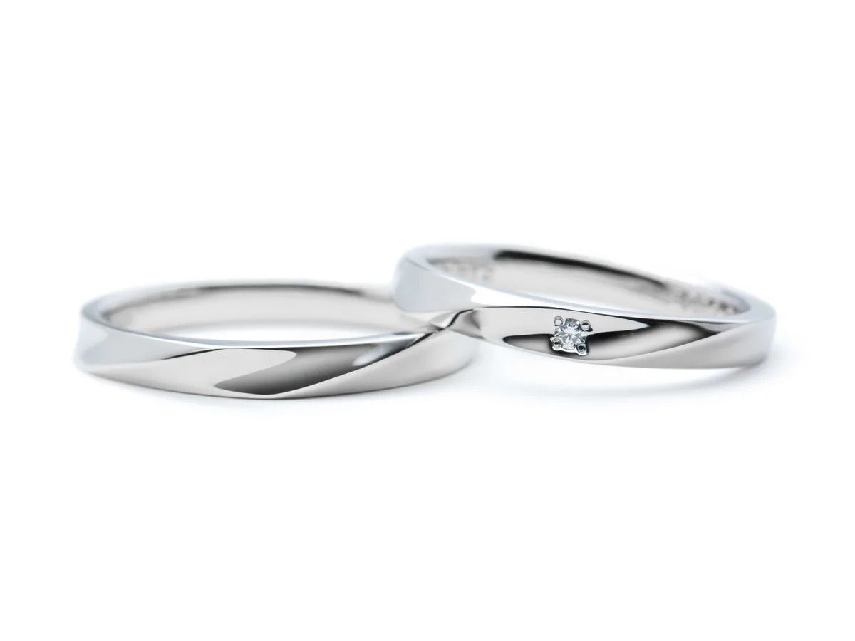 プラチナのふたひねりの結婚指輪 (2024080420000602)