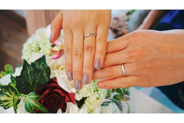 結婚指輪はどの指につける？各指の意味と海外の着用習慣を解説