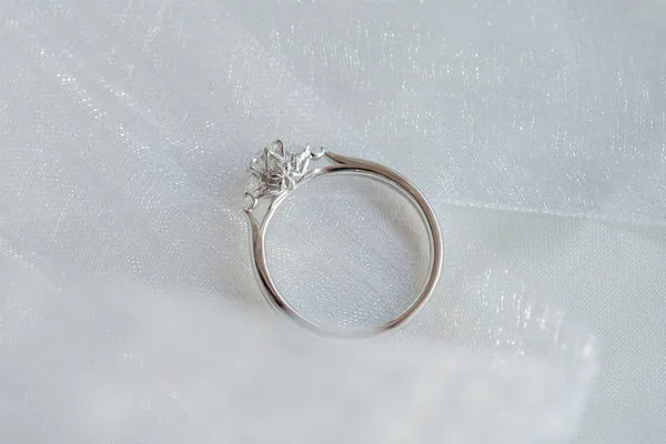 婚約指輪を普段使いするのはおかしいのか？メリットとデメリット
