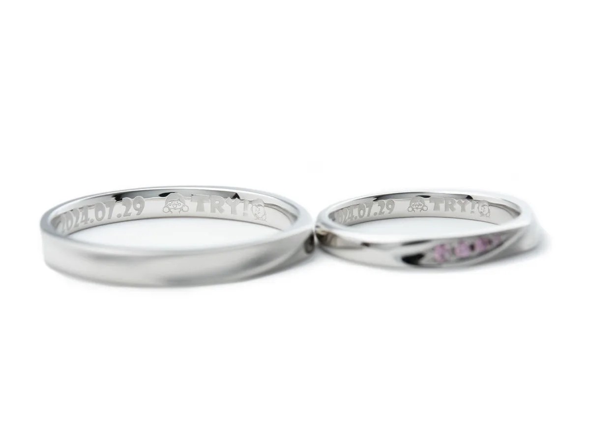濃いピンクダイヤの結婚指輪とローズゴールドのふたひねりのセットリング 3