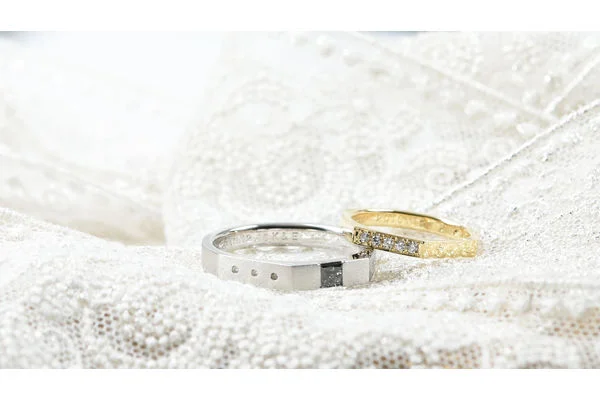 男性に人気のダイヤ付き結婚指輪の重ね付け