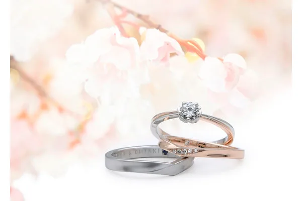 婚約指輪と結婚指輪は両方必要？その違いや選び方を解説