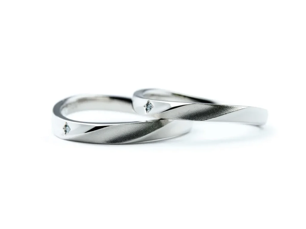 ウェーブひねりにアイスブルーダイヤモンドモンドの手作り結婚指輪 (24101420010606)