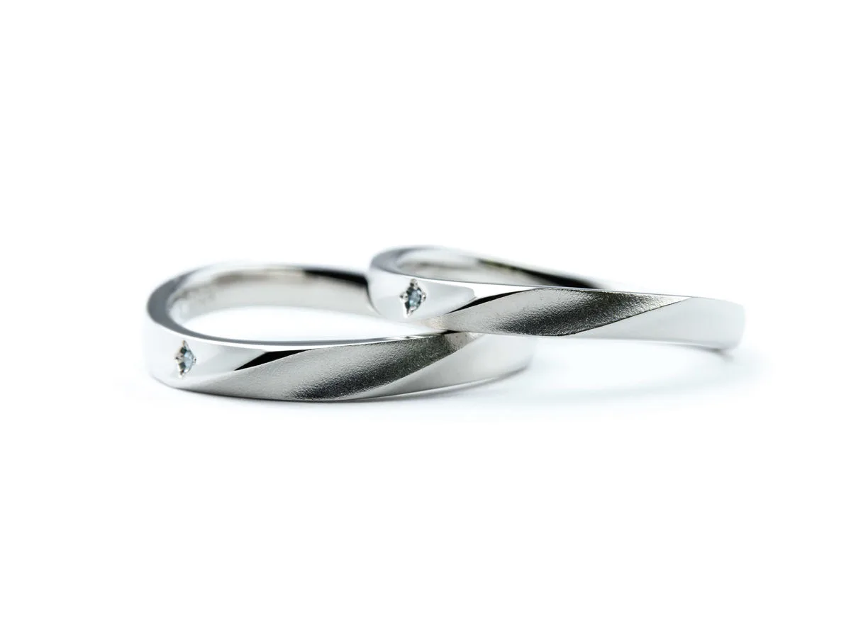 ウェーブひねりにアイスブルーダイヤモンドモンドの手作り結婚指輪 (24101420010606)
