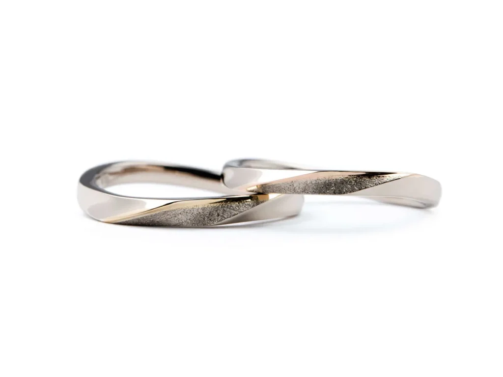 シャンパンゴールドにゴールドラインが入った手作り結婚指輪
