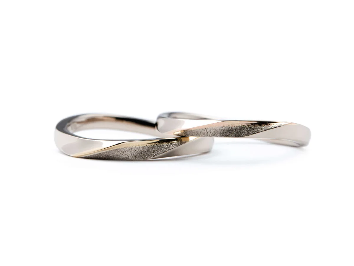 シャンパンゴールドにゴールドラインが入った手作り結婚指輪
