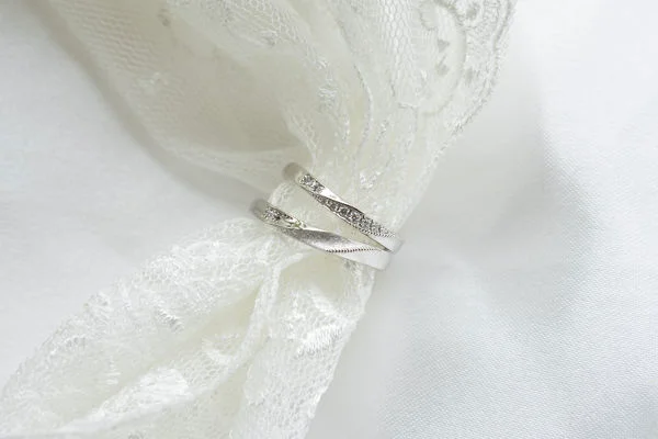 結婚指輪のダイヤが取れる原因と対策の全て