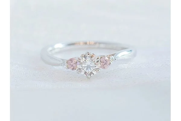 ピンクダイヤモンドを留めた婚約指輪特集