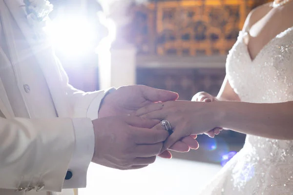 婚約指輪と結婚指輪の重ね付けには特別な意味がある