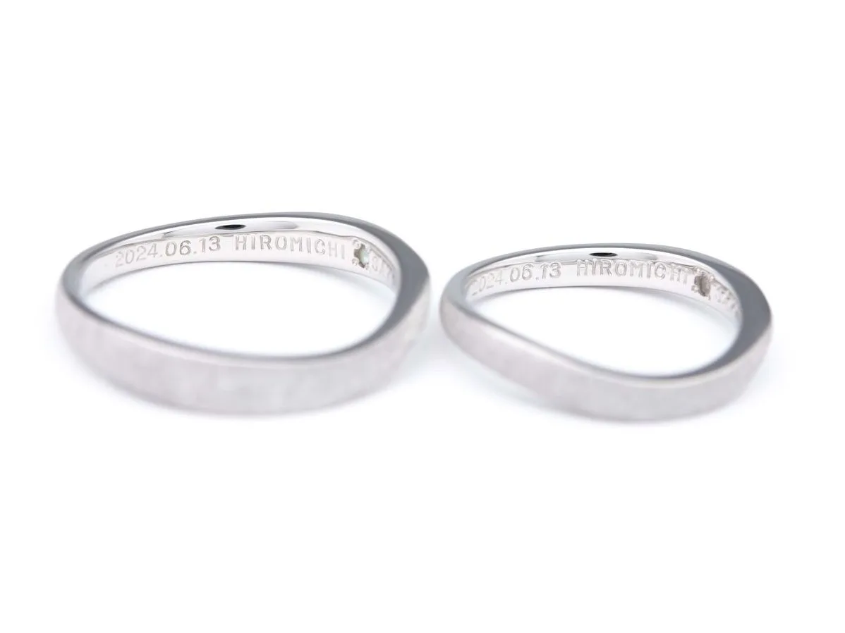鏡面とスターダスト加工のコントラストがきれいな手作り結婚指輪 2