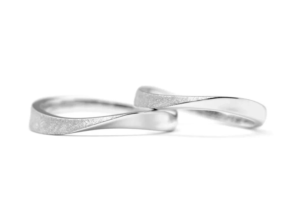 鏡面とスターダスト加工のコントラストがきれいな手作り結婚指輪