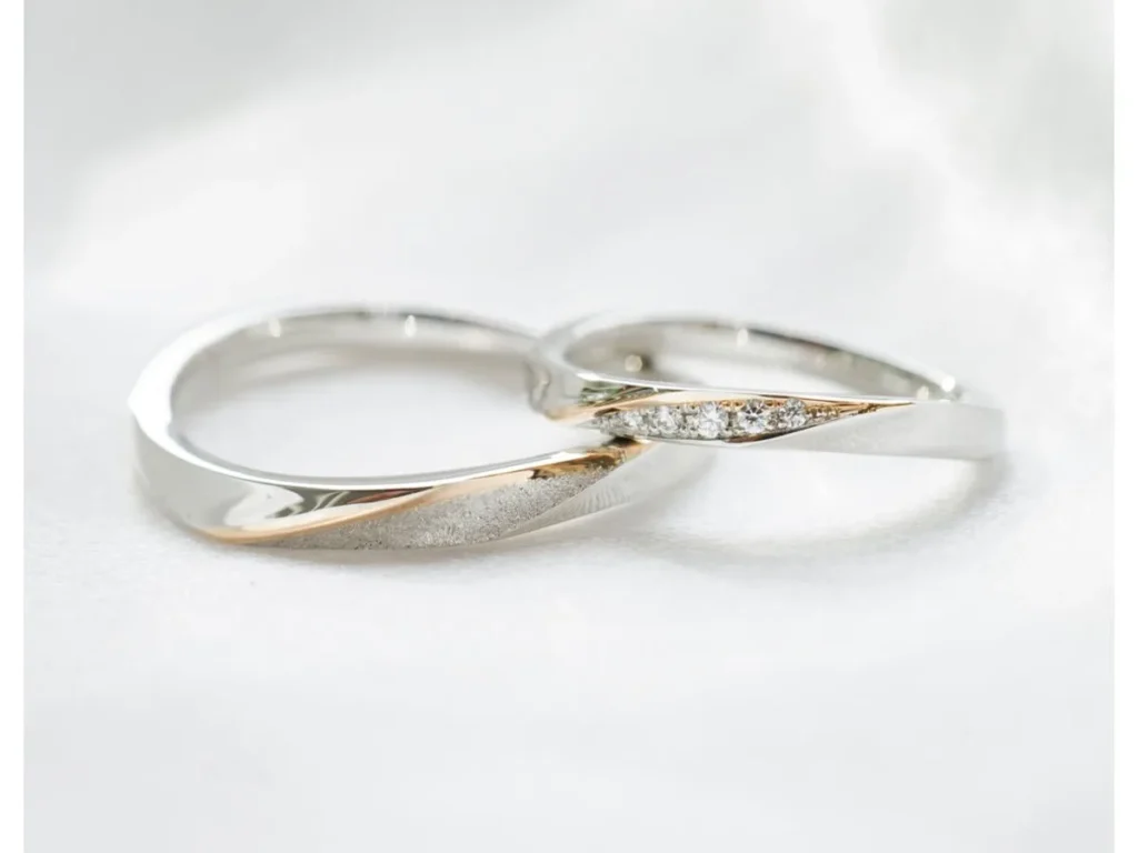 S字ウェーブに赤い糸加工のオーダーメイド結婚指輪
