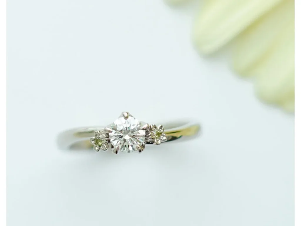 ホワイトゴールドとペリドットで作るお花の手作り婚約指輪