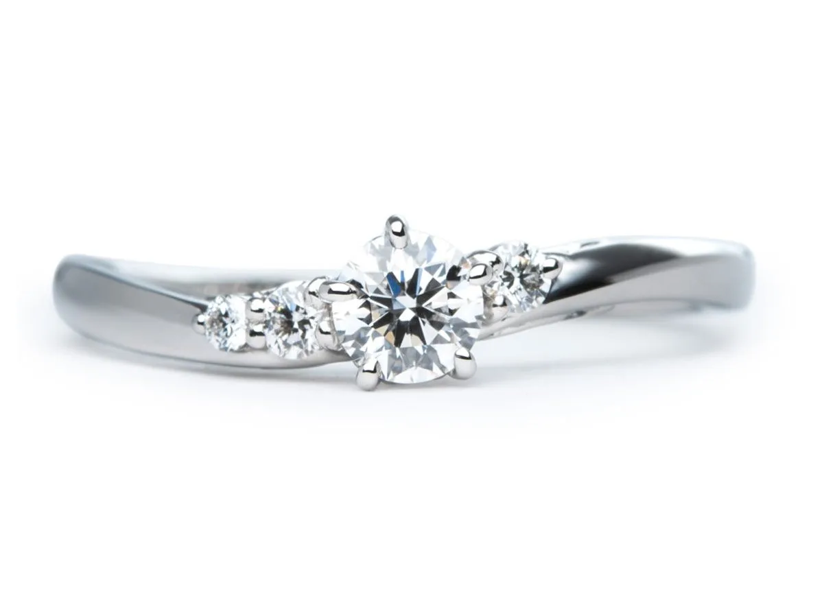 アイスブルーダイヤモンドを使用したひねりの結婚指輪とアシンメトリーデザインの婚約指輪のセットリング 2