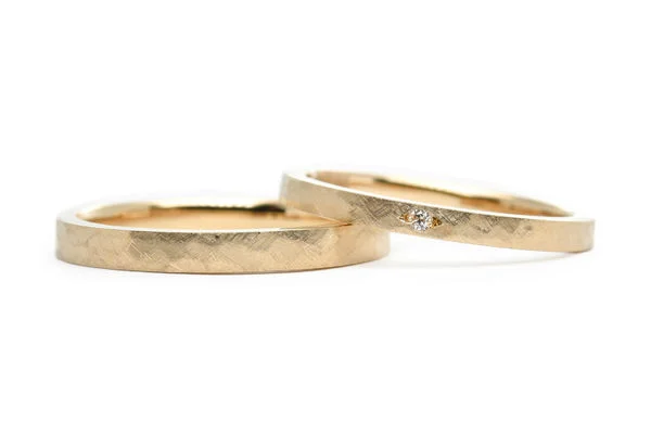 アンティークな槌目加工を施した手作り結婚指輪