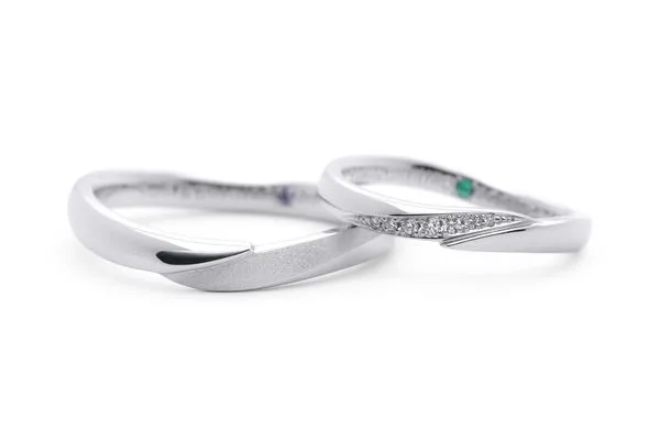 重なりあう手のようなウェーブ感が美しい手作り結婚指輪