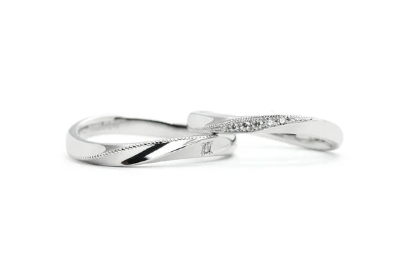 流れるようなミルのラインが入ったふたひねりの手作り結婚指輪