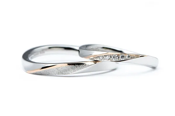 S字ウェーブに赤い糸加工のオーダーメイド結婚指輪