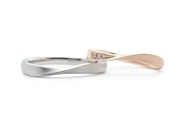 メビウスの輪のようなウェーブの手作り結婚指輪