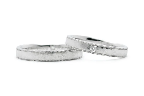 細かいミルとアンティークの手作り結婚指輪
