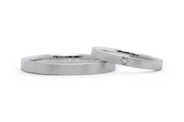 ダイヤポイントのシンプルな手作り結婚指輪