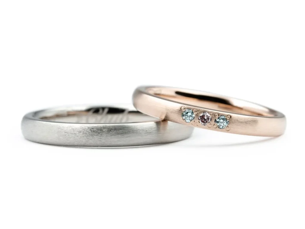 ピンクダイヤモンドとアイスブルーダイヤモンドを使ったオーダーメイド結婚指輪